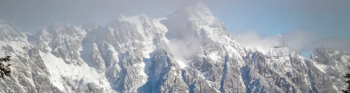besneeuwd skigebied