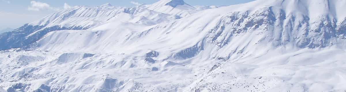 besneeuwd skigebied