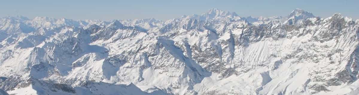 besneeuwd skigebied