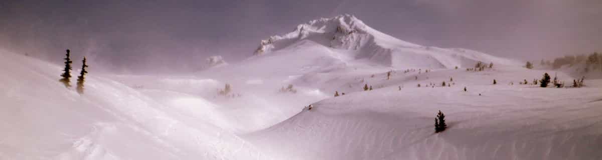 besneeuwd skigebied